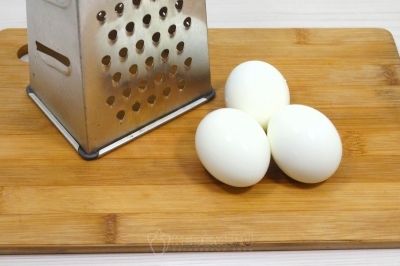 Натереть яйца на крупной терке.