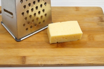 200 грамм ветчины нарезать мелкими кубиками.