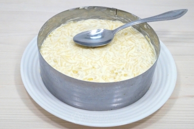 Добавить слой тертого сыра смазать майонезом. Убрать салат в холодильник до подачи.