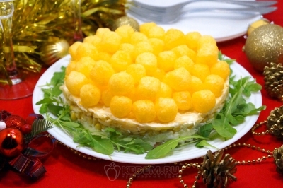 Новогодний салат с кукурузными шариками &laquo;Бабл&raquo; готов. Можно подавать к праздничному столу.