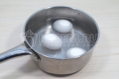 Чтобы приготовить новогодний салат с ветчиной и рисом, нужно 3 яйца отварить, остудить и очистить.