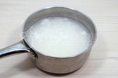 Добавить 300 миллилитров воды. Варить15-20 минут на среднем огне до готовности.