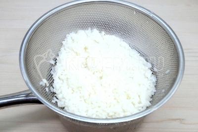 Откинуть рис на дуршлаг и дать воде полностью стечь. Рис остудить.