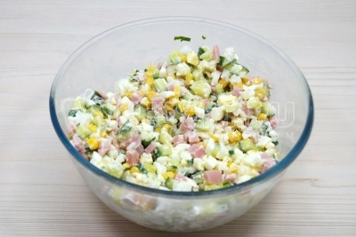 Аккуратно хорошо перемешать салат.