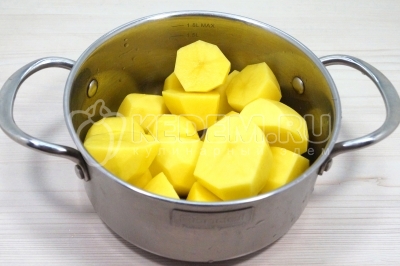 Разрезать картофель на половинки и выложить в кастрюлю. Залить водой и варить 20-25 минут до готовности. Готовность картофеля можно проверить проткнув вилкой. Если протыкается без проблем, картофель готов.