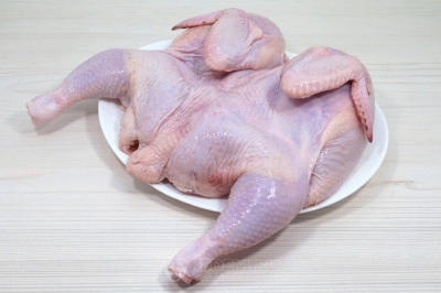 Разрезать вдоль по грудке и развернуть в пласт.