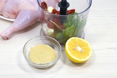 Добавить 1 столовую ложку столовой горчицы и 3 столовые ложки сока лимона.