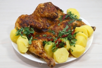 Выложить на блюдо с отварным картофелем и зеленью.