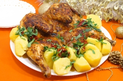 Пикантная курочка в духовке готова. Можно подавать к праздничному столу.