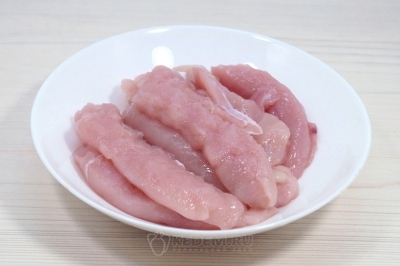 Добавить 3 столовые ложки соевого соуса и 1 столовую ложку дижонской горчицы. Перемешать.