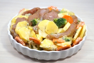 Добавить промаринованные кусочки курицы.