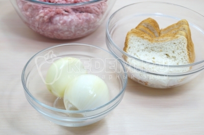 Две средние луковицы и хлеб измельчить в блендере или через мясорубку.