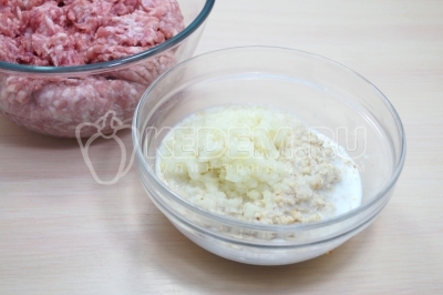 Добавить в миску к фаршу хлеб с луком.