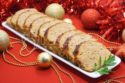 Праздничный мясной террин готов. Выложить на блюдо и подавать к праздничному столу.