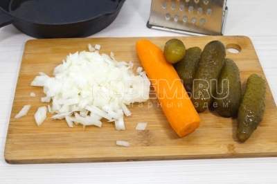 Мелко нарезать луковицу. Натереть на крупной терке морковь. 4-5 соленых огурца нарезать мелкой соломкой.