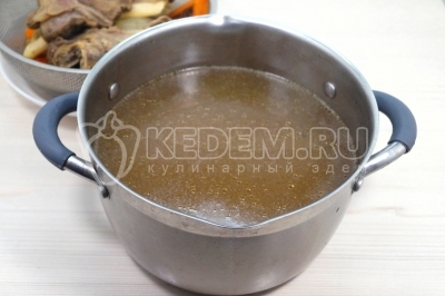 Бульон процедить. Мясо отобрать от костей. Овощи выкинуть.