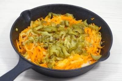 Добавить нарезанные соленые огурцы и готовить еще 2-3 минуты.