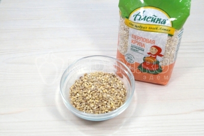 В миску отмерить 50 грамм перловой крупы.