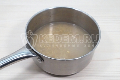 Замочить крупу на 20 минут в кипятке и промыть.