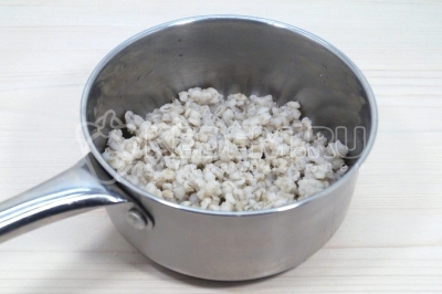 Добавить к перловки 300 миллилитров кипятка и варить до готовности 25-30 минут.