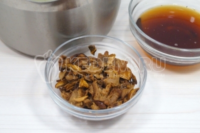 Добавить белые грибы и грибной настой. Варить 10-12 минут.