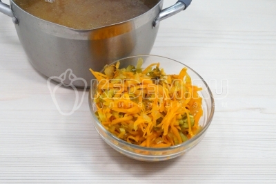 Добавить зажарку из овощей и огурцов.