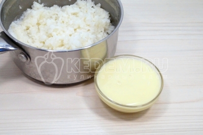 Добавить 100 миллилитров сгущённого молока и 1/4 чайной ложки соли.