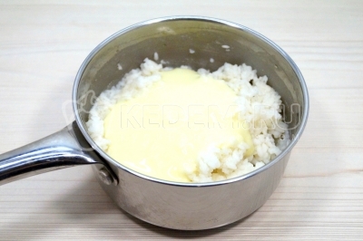 Снять с огня, перемешать и накрыть крышкой. Оставить на 10-15 минут.