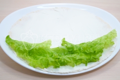 На лаваш выложить листья салата.