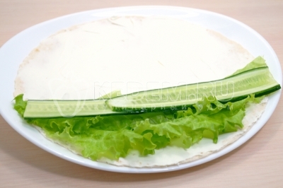 Добавить ломтики огурца.