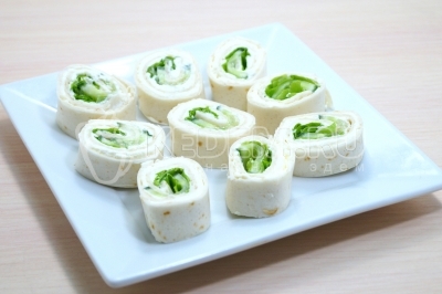 Выложить кусочки лаваша на блюдо.