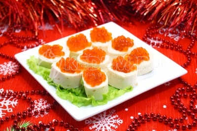 Рулетики из лаваша с красной икрой готовы. Можно подавать к праздничному столу.