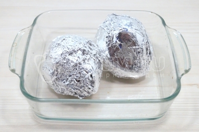 Завернуть свёклу в фольгу. Выложить в форму и запекать в духовке 30-40 минут при 180 градусов Цельсия. Вынуть из духовки и отсудить. Лучше запечь свеклу заранее.