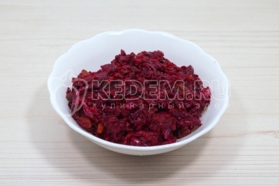 Добавить в миску к свекле 2 столовые ложки майонеза и изюм. Добавить 1 щепотку соли по вкусу.