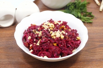 Салат из свёклы с изюмом готов. Можно подавать к столу.