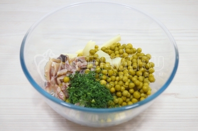 Добавить 100 грамм консервированного зеленого горошка и мелко нашинкованный укроп.