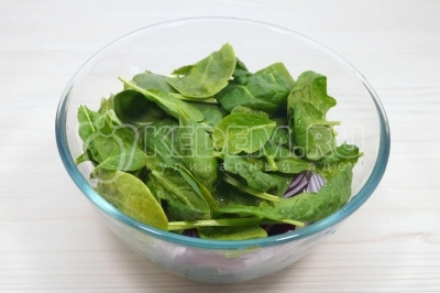 Добавить в миску зелень шпината.