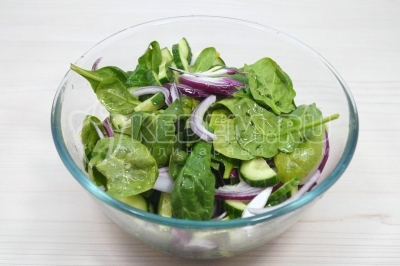 Аккуратно хорошо перемешать салат.