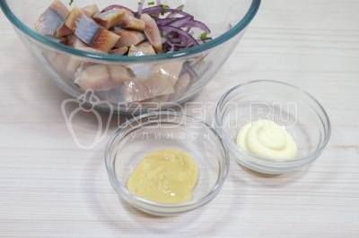 В миске смешать нарезанный лук, зелень и кусочками нарезанное филе слабосоленой сельди. Добавить 1 столовую ложку майонеза и 1 чайную ложку дижонской горчицы.