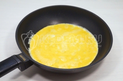 Вылить яичную смесь на сковороду. Готовить 2 минуты.