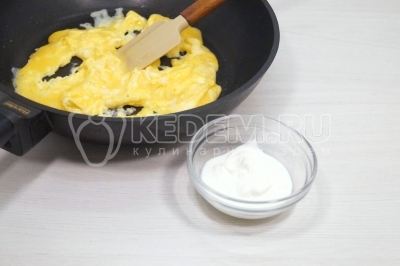 Добавить 1 столовую ложку сметаны и перемешать.