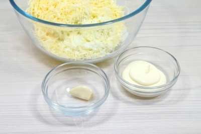 Добавить 2 столовые ложки майонеза и 1 прессованный зубчик чеснока.