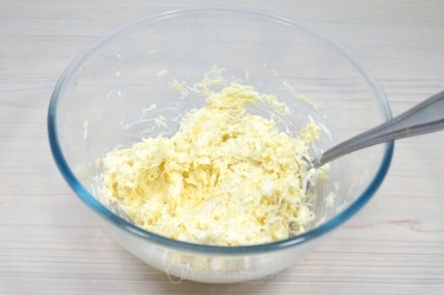 Хорошо перемешать сырную массу.