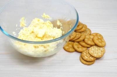 Подготовить сырные круглые крекеры.