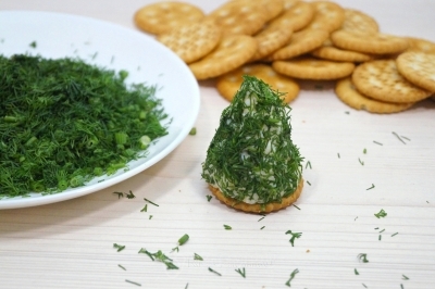 Установить елочки на крекеры.