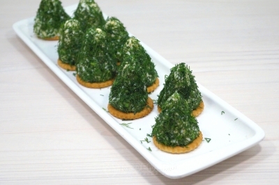 Выложить елочки на блюдо.