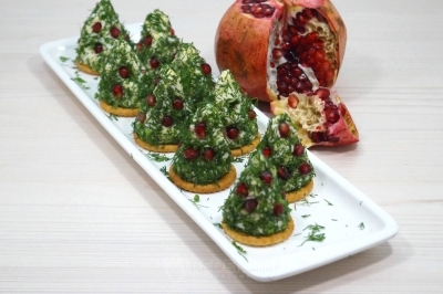 Украсить зернами граната.