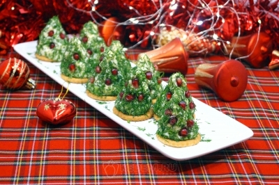 Закуска на крекерах &laquo;Ёлочки-иголочки&raquo; готова. Можно подавать к праздничному столу.