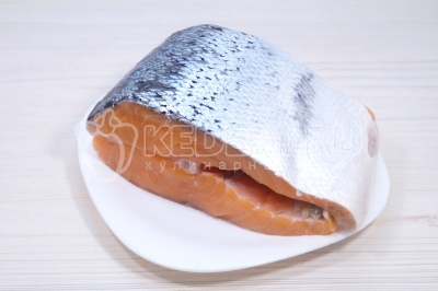 Чтобы приготовить запеченное рыбное филе в духовке, нужно 600 грамм лосося или другой красной рыбы разморозить.