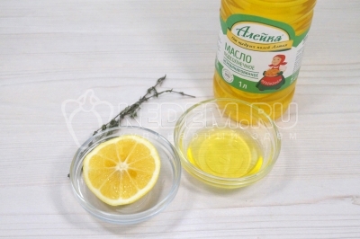 В миске смешать 2 столовые ложки натурального подсолнечного масла и 1 столовую ложку лимонного сока. Мелко нащипать 1 веточку тимьяна. Перемешать.